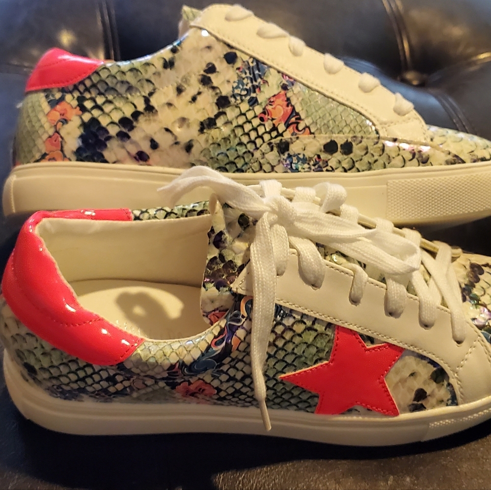 Nature Breeze White Sneakers with Neon Pink Star & Heel